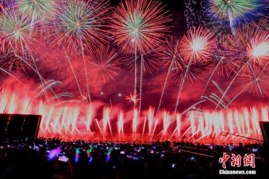 资料图：第十三届中国(浏阳)国际花炮文化节上的烟花。 邓霞林 摄