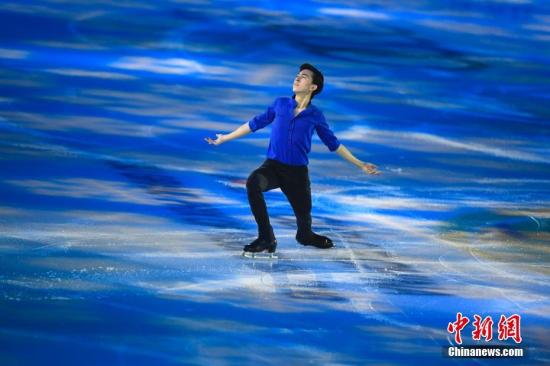 11月5日，2017中国杯世界花样滑冰大奖赛在北京落幕。在最后的表演赛中，多国选手为现场观众献上精彩表演。图为美国华裔男单选手周知方。 中新社记者 崔楠 摄