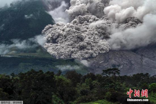 资料图：锡纳朋火山今年11月喷发时的景象。