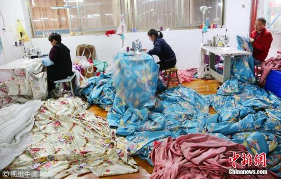 资料图：图为为迎接“双十一”购物节，缝纫工在车间忙碌。 图片来源：视觉中国