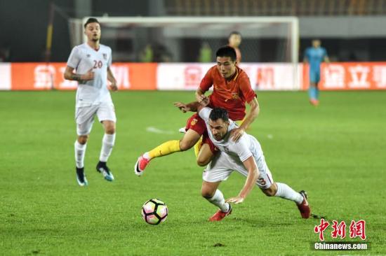 11月10日晚，武磊的进攻被对手用身体破坏。当晚，中国国家男子足球队在广州进行的中国足协中国之队国际足球赛中，0比2不敌塞尔维亚国家队。
中新社记者 陈骥旻 摄