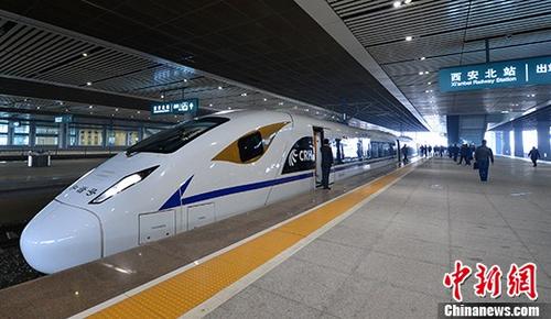资料图：11月13日，55601次动车组试验列车从西安北站出发驶向江油站。中新社记者 唐振江 摄