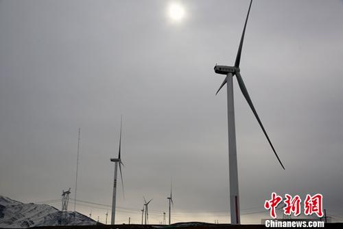 资料图：青海日月山上的电行动碳风力发电项目。<a target=‘_blank‘ href=‘http://www.chinanews.com/‘>中新社</a>记者 罗云鹏 摄