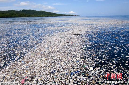 资料图：2017年，摄影师Caroline Power在距离洪都拉斯罗阿坦岛仅有15英里远的海域拍摄到令人惊讶的“塑料垃圾海”，被污染的地区有近5英里，令人触目惊心。