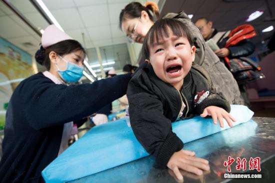 资料图：太原市妇幼保健院，众多家长带着孩子前来挂号看病。 武俊杰 摄