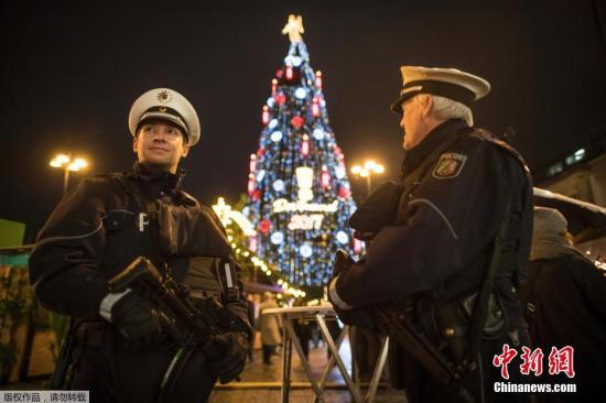 当地时间11月28日，德国多地圣诞市场吸引大批民众前往购物，警方严密布防防止袭击。图为德国多特蒙德市警察持冲锋枪在圣诞市场内巡逻。