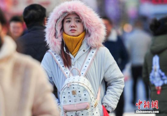 11月29日，辽宁沈阳，市民穿着冬装出行。 记者 于海洋 摄