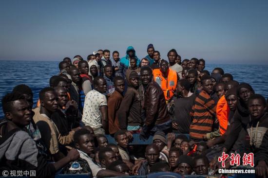 资料图：当地时间2017年5月18日，意大利兰佩杜萨，移民和难民挤在一艘小木船上等待救援。从利比亚到意大利的难民和移民人数自去年同期以来一直在上升，今年已有超过43000人记录在案。 Chris McGrath 摄 图片来源：视觉中国