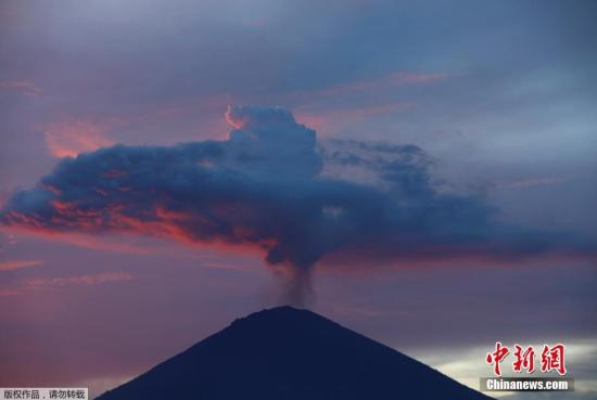 当地时间11月30日，印度尼西亚巴厘岛，阿贡火山持续喷发，火山喷出浓烟、灰尘、碎石和沙子，形成一朵巨型蘑菇云。