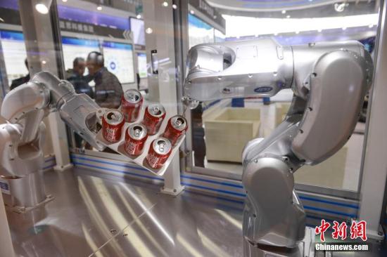 资料图：六关节机器人展示紧密操作。 <a target='_blank' href='http://www.chinanews.com/'>中新社</a>记者杨华峰摄