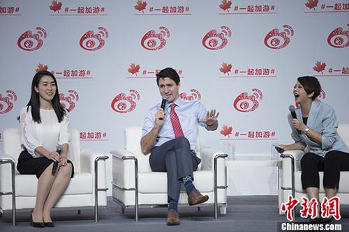 12月4日，加拿大总理特鲁多（中）与微博旅游达人介绍加拿大旅游。当日，正在中国访问的加拿大总理贾斯廷·特鲁多（Justin Trudeau）前往新浪总部，与中国旅游达人谈加拿大旅游。 <a target='_blank' href='http://www.chinanews.com/'>中新社</a>记者 王骏 摄