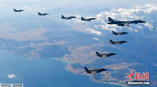 资料图：部署在关岛安德森空军基地的美军B-1B轰炸机编队当天飞临半岛参加韩美年度大规模联合空中演习“警戒王牌”(Vigilant Ace)。