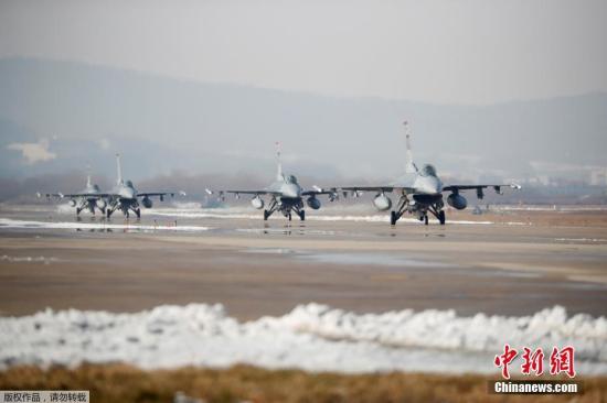 据韩国军方12月6日消息，部署在关岛安德森空军基地的美军B-1B轰炸机编队当天飞临半岛参加韩美年度大规模联合空中演习“警戒王牌”(Vigilant Ace)。据悉，B-1B轰炸机编队将在半岛上空实施轰炸演习，韩美空军战机为其护航，包括F35，F16，F15等。12月4日启动的“警戒王牌”有韩美空军230多架飞机参加，仅美军隐形战机就达24架。图为F16战机在跑道上。