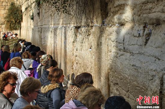 千百年来，在世界各个角落的犹太人回到圣城耶路撒冷时，会来到这面石墙前低声祷告，哭诉流亡之苦，所以被称为“哭墙”。
<a target='_blank' href='http://www.chinanews.com/' >中新网</a>记者 李雨昕 摄