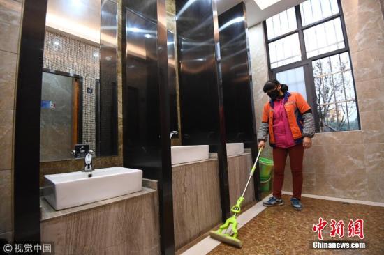 资料图：清洁员在清扫公厕。 图片来源：视觉中国