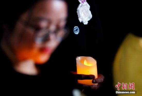 12月13日,悼念南京大屠杀死难者烛光祭在南京侵华日军南京大屠杀遇难同胞纪念馆举行。<a target='_blank' href='http://www.chinanews.com/'>中新社</a>记者 杜洋 摄 12月13日,悼念南京大屠杀死难者烛光祭在南京侵华日军南京大屠杀遇难同胞纪念馆举行。<a target='_blank' href='http://www.chinanews.com/'>中新社</a>记者 杜洋 摄