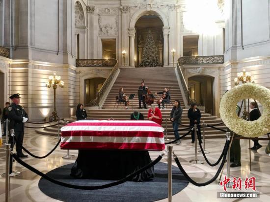 当地时间12月15日，美国旧金山举行李孟贤市长遗体告别仪式，纪念12日凌晨因心脏病去世的李孟贤。他是旧金山历史上首位华裔、亚裔市长，享年65岁。 中新社记者 刘丹 摄