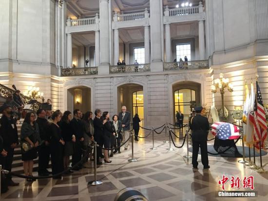 当地时间12月15日，美国旧金山举行李孟贤市长遗体告别仪式，纪念12日凌晨因心脏病去世的李孟贤。他是旧金山历史上首位华裔、亚裔市长，享年65岁。 中新社记者 刘丹 摄