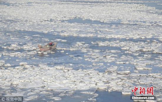 12月17日，大连市夏家河子海滨浴场大面积结冰。 刘德斌 摄 图片来源：视觉中国
