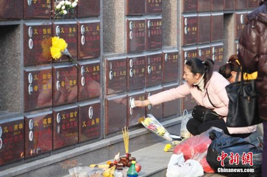 市民:市民前往墓园祭祖扫墓,寄托回忆与思念。 <a target='_blank' href='http://www.chinanews.com/'>中新社</a>记者 张亨伟 摄 市民:市民前往墓园祭祖扫墓,寄托回忆与思念。 <a target='_blank' href='http://www.chinanews.com/'>中新社</a>记者 张亨伟 摄