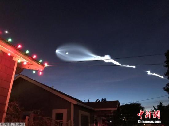 当地时间2017年12月22日，美国加州上空出现令人叹为观止的景象，看起来像是外星人的入侵，或者像有人在天空中打出一个洞。而那实际上是一个多级火箭的发射场景。 文字来源：环球网