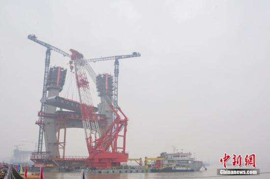 资料图:商合杭铁路芜湖长江公铁大桥主桥首个整节钢梁架设成功。<a target='_blank' href='http://www.chinanews.com/'>中新社</a>记者 张娅子 摄 资料图:商合杭铁路芜湖长江公铁大桥主桥首个整节钢梁架设成功。<a target='_blank' href='http://www.chinanews.com/'>中新社</a>记者 张娅子 摄