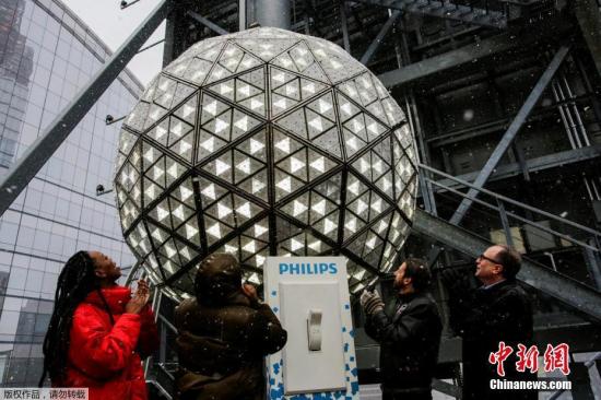 纽约时报广场跨年倒数在即巨型水晶球“换新装”