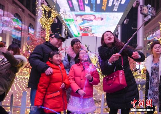 2017年12月31日晚，民众在北京世贸天阶欣赏跨年夜灯光秀，迎接2018年到来。/p中新社记者 贾天勇 摄