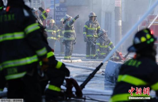 当地时间2018年1月2日，美国纽约，消防员对抗布朗克斯区的大火。火灾发生在寒冷的凌晨，据报道多人受伤，超过200名消防队员投入灭火。图为消防员身上被冻住。
