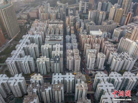资料图片：香港楼宇密集，大片住宅楼错落有致。<a target='_blank' href='http://www.chinanews.com/'>中新社</a>记者 谢光磊 摄