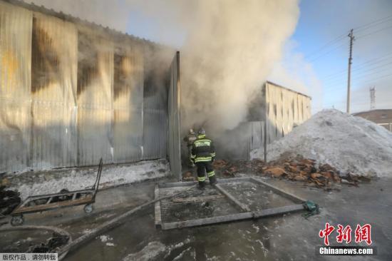 当地时间2018年1月4日，俄罗斯新西伯利亚州的一家鞋厂发生火灾，造成10名工人死亡，其中包括7名中国人，2名吉尔吉斯斯坦人，1名俄罗斯人。图为救火现场。
