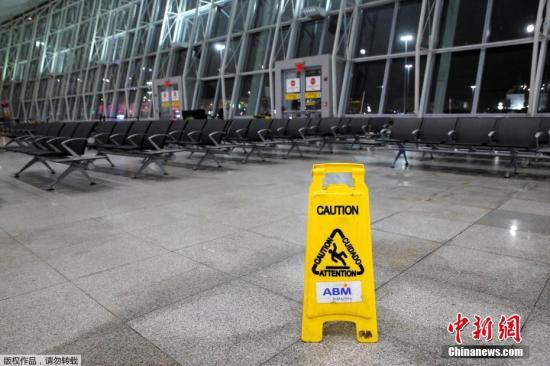 美国东海岸正在经历破纪录极寒天气，但纽约最重要的肯尼迪国际机场，却因一条主要水管破裂造成航站楼淹水，这无疑是雪上加霜。图为肯尼迪机场第四航站楼内放置的警示牌。