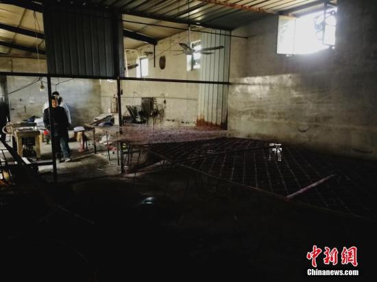 资料图：2018年1月，河北执法人员查处一个加工假驴肉的黑作坊。/p中新社记者 李晓伟 摄