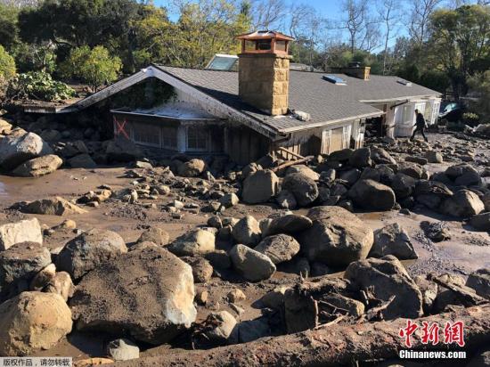 资料图：当地时间1月10日，美国加州蒙特西托被泥石流掩埋的房屋，只露出房顶。