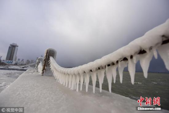 资料图：护栏结冰凌。凤尾竹 摄 图片来源：视觉中国