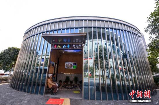 A view of a Wi-Fi-enabled smart toilet facility on the streets of Changsha, capital of Central China's Hunan Province. (Photo/China News Service)