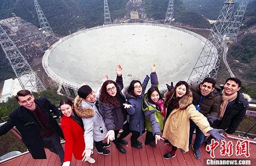 1月13日,留学生在FAST观景台合影留念。 <a target='_blank' href='http://www.chinanews.com/'>中新社</a>记者 贺俊怡 摄 1月13日,留学生在FAST观景台合影留念。 <a target='_blank' href='http://www.chinanews.com/'>中新社</a>记者 贺俊怡 摄