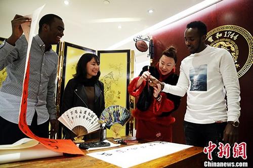 资料图：外国留学生练习剪纸与书法，感受中国传统文化。中新社记者 汤彦俊 摄