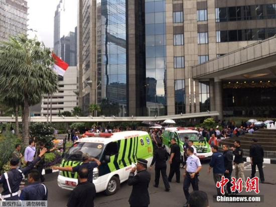 当地时间1月15日，印尼证券交易所大楼发生部分垮塌事故，目前伤亡情况尚不明确。路透社援引目击者消息称，约有十余名伤者被用担架抬出。