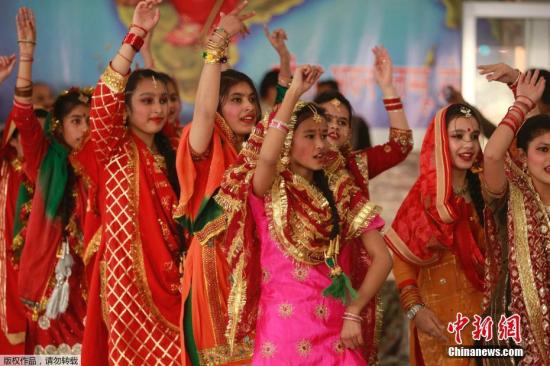 资料图：印度女性身着盛装，庆祝传统的Lohri节。