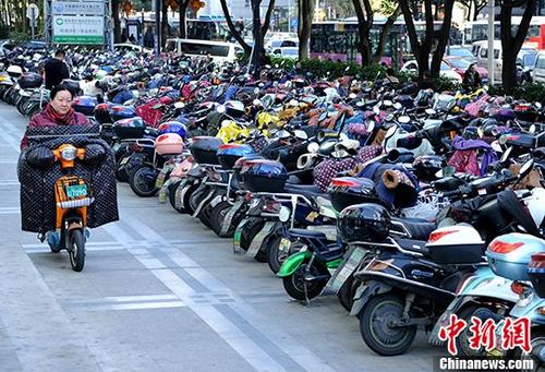 1月16日，福州市民从停车场骑电动车准备出行。 <a target='_blank' href='http://www.chinanews.com/'>中新社</a>记者 张斌 摄