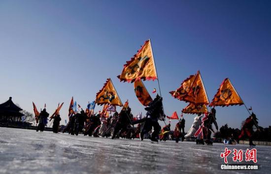 1月19日，北京颐和园昆明湖冰场上演清代皇家冰嬉。活动邀请了专业的冰上演员身着清朝八旗将士服装进行冰嬉表演。冰嬉是清代皇家园林里每年都会有的重要活动，如今在颐和园70万平米的昆明湖冰场上，老百姓也可以看到当年的只有皇宫贵族们才能欣赏的冰嬉表演，不失为一件冬天里的热闹事儿。 <a target=