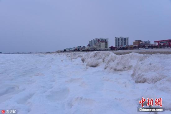 河北秦皇岛气温回升冰层断裂 6人落水致2死