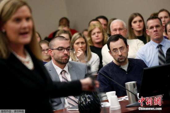 该州法官阿奎里纳在宣判时说:“我刚已签署你的死亡证。”就在一周以来,超过150位受害人出庭作证,陈述遭到纳萨尔迫害的痛苦过往,其中包括多名儿童。 该州法官阿奎里纳在宣判时说:“我刚已签署你的死亡证。”就在一周以来,超过150位受害人出庭作证,陈述遭到纳萨尔迫害的痛苦过往,其中包括多名儿童。