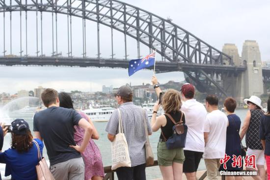 1月26日是澳大利亚国庆日。当天，悉尼举行了一系列庆祝活动。图为市民聚集在悉尼港，观看庆祝仪式。<a target='_blank' href='http://www.chinanews.com/'>中新社</a>记者 陶社兰 摄