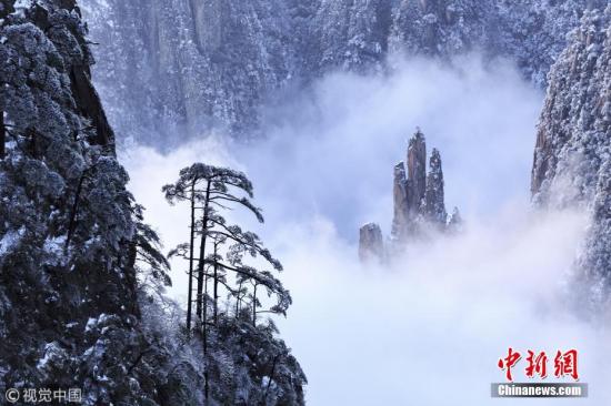 资料图:“黄山五绝”之一的冬雪美景。方立华 摄 图片来源:视觉中国 资料图:“黄山五绝”之一的冬雪美景。方立华 摄 图片来源:视觉中国