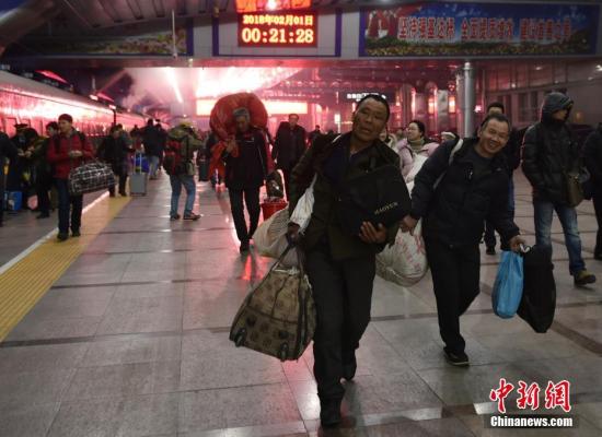 2018年2月1日0:52，随着北京--重庆北站3603次首趟增开列车的开行，2018年的春运工作正式全面启动。据了解，该趟列车全程运行1982公里，途径12站，历时28小时，全车编组19辆，其中硬座6辆、硬卧代硬座1辆、硬卧10辆、软卧1辆、餐车1辆，满员载客1396人。 <a target='_blank' href='http://www.chinanews.com/' >中新网</a>记者 翟璐 摄