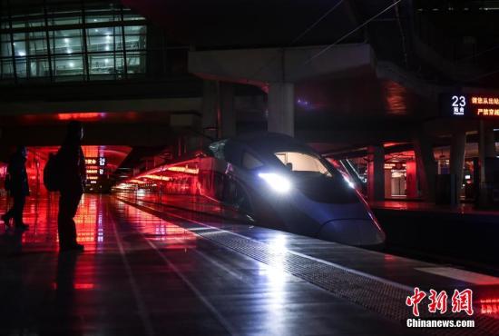 一年一度的春运大幕开启，一列列高铁、动车已开始行驶。很少有人知道，在千万旅客享受铁路带来的“贴地飞行”之前，有一趟列车已经作为“领航者”为旅途确认出一条安全畅通的运行轨道。图为京津城际首趟“复兴号”开路车从北京南站正式启程。 <a target='_blank' href='http://www.chinanews.com/' >中新网</a>记者 翟璐 摄