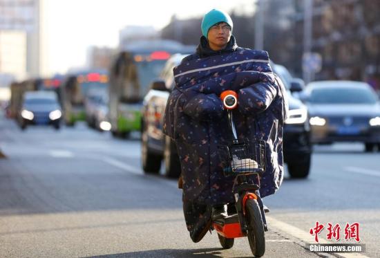 资料图：北京民众在低温寒风中出行。<a target='_blank' href='http://www.chinanews.com/'>中新社</a>记者 杨可佳 摄