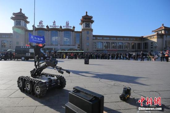 警员在反恐演练现场操纵机器人迅速处置突发情况。<a target='_blank' href='http://www.chinanews.com/'>中新社</a>记者 杨可佳 摄